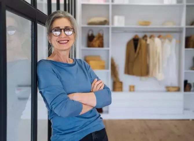 žena nad padesát šatník