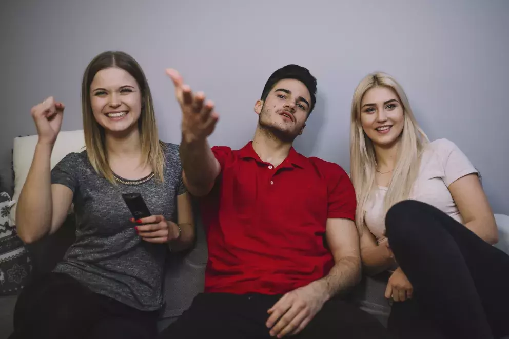 sourozenci, dvě ženy, muž, problém