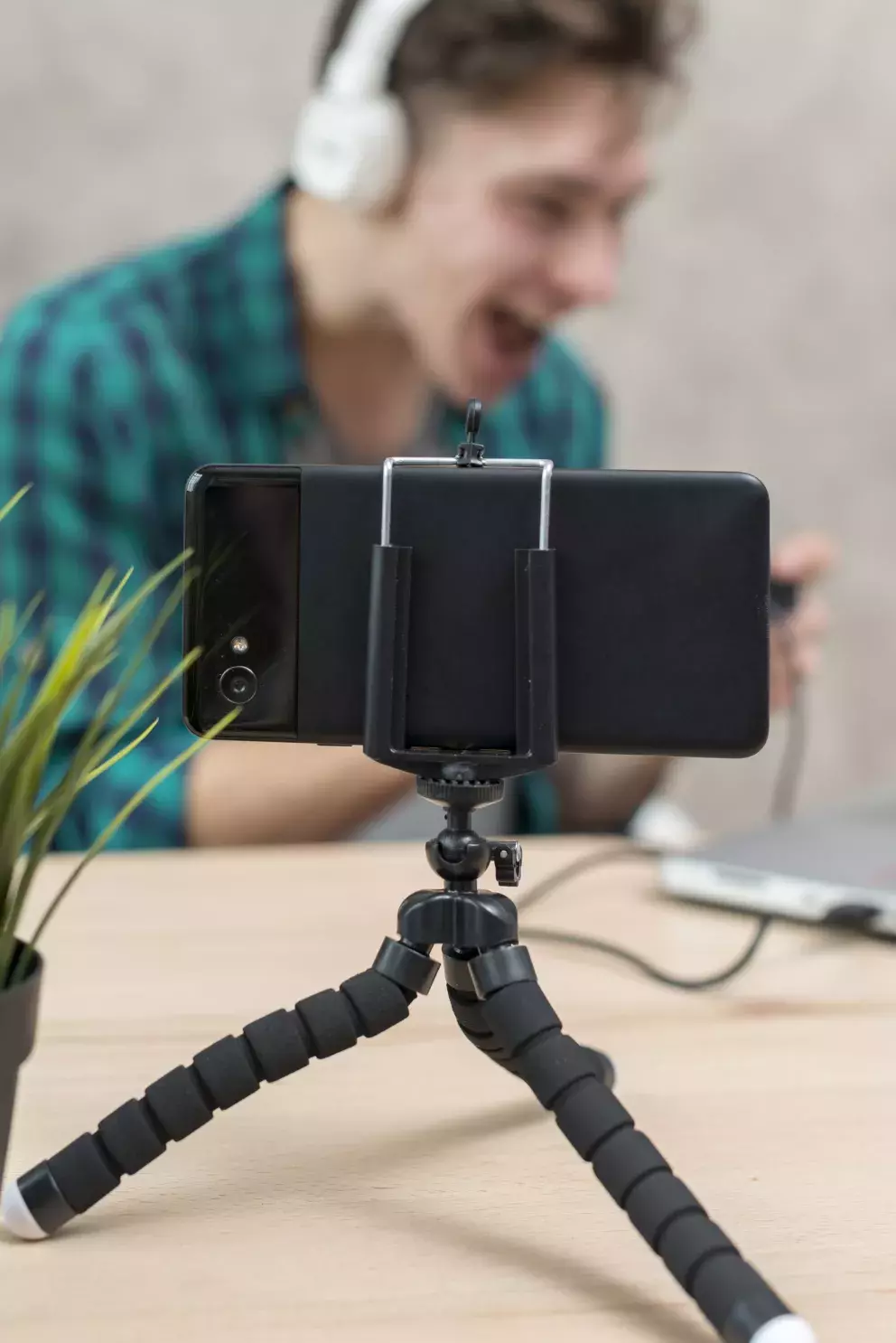 syn, muž, influencer, hraní her