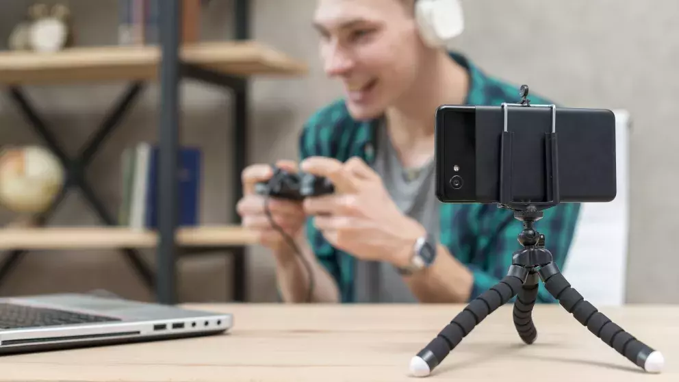 syn, muž, influencer, hraní her