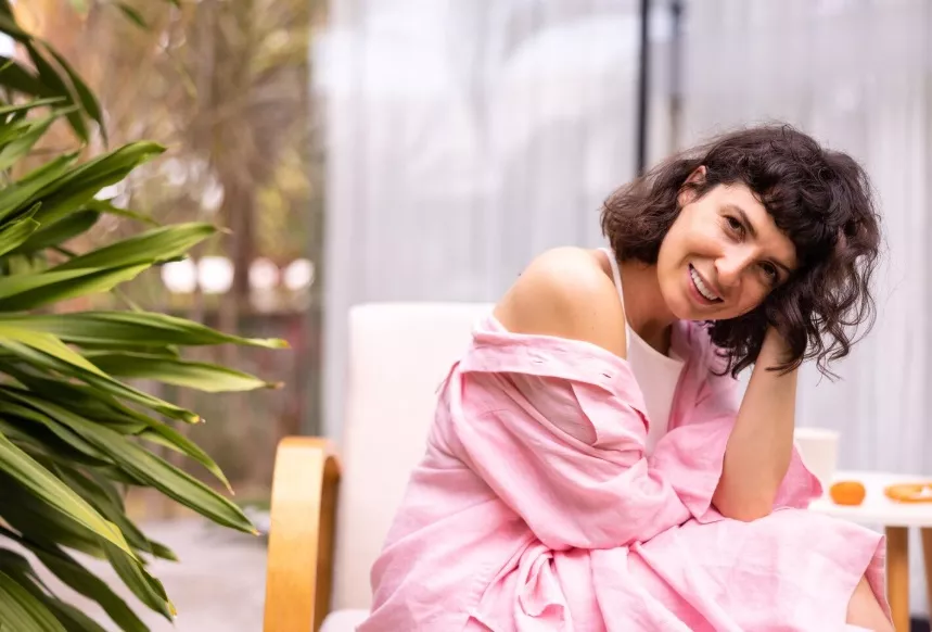 žena v růžové barvě