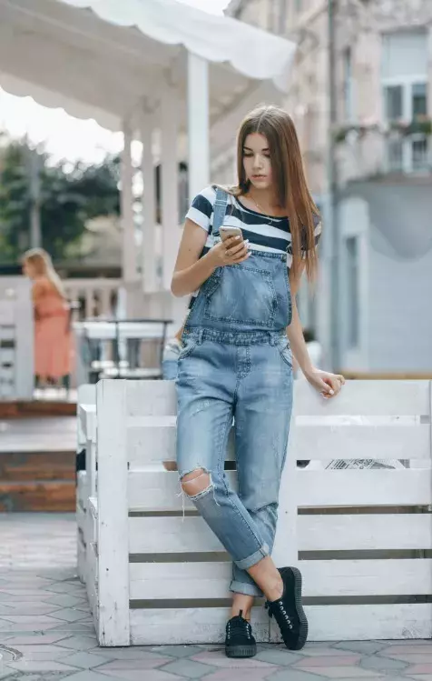 dívka v lacláčích