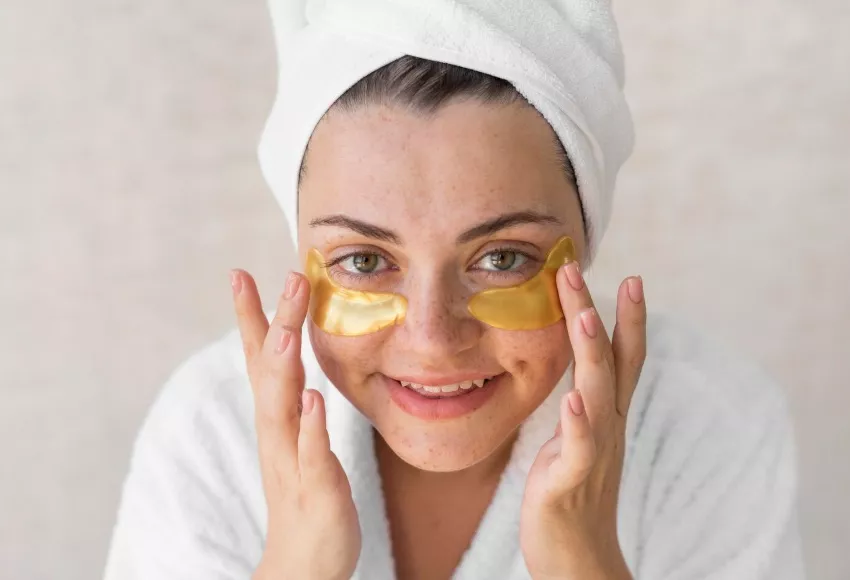 žena s včelí kosmetikou