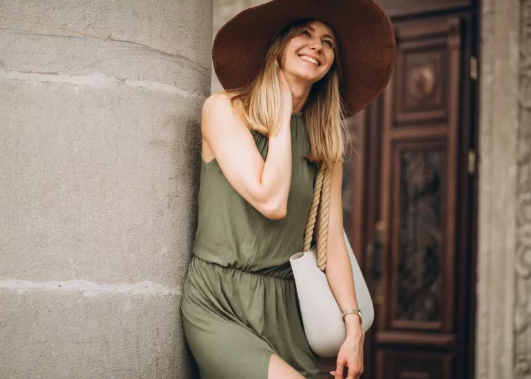 žena v khaki šatech a klobouku