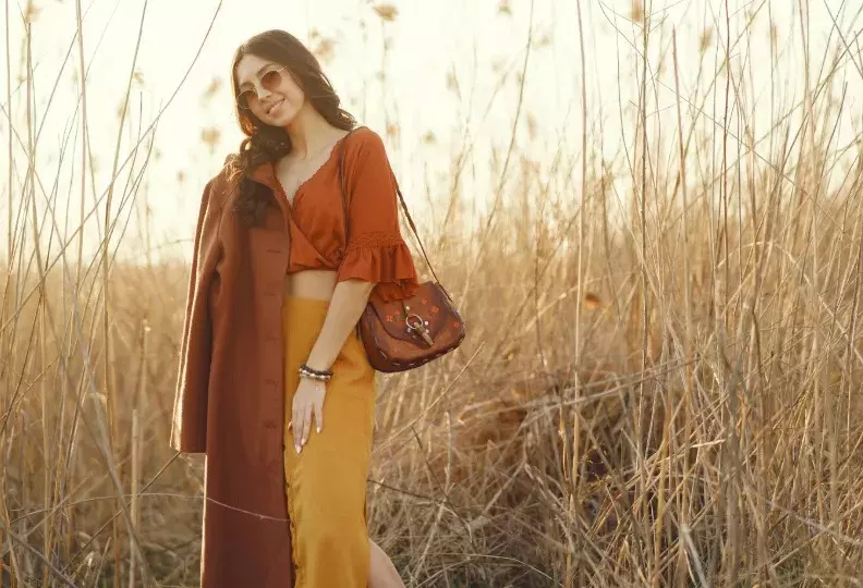 žena v přírodně laděném odstínu