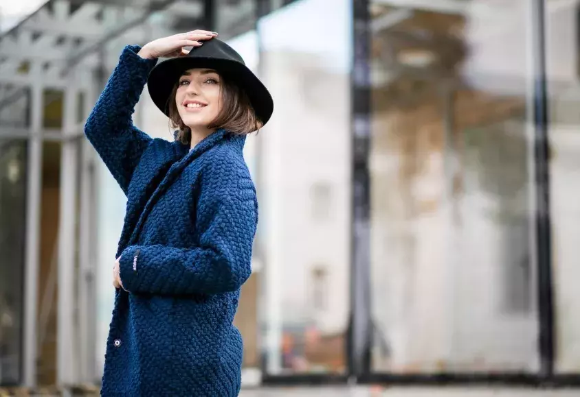 žena v modrém svetru