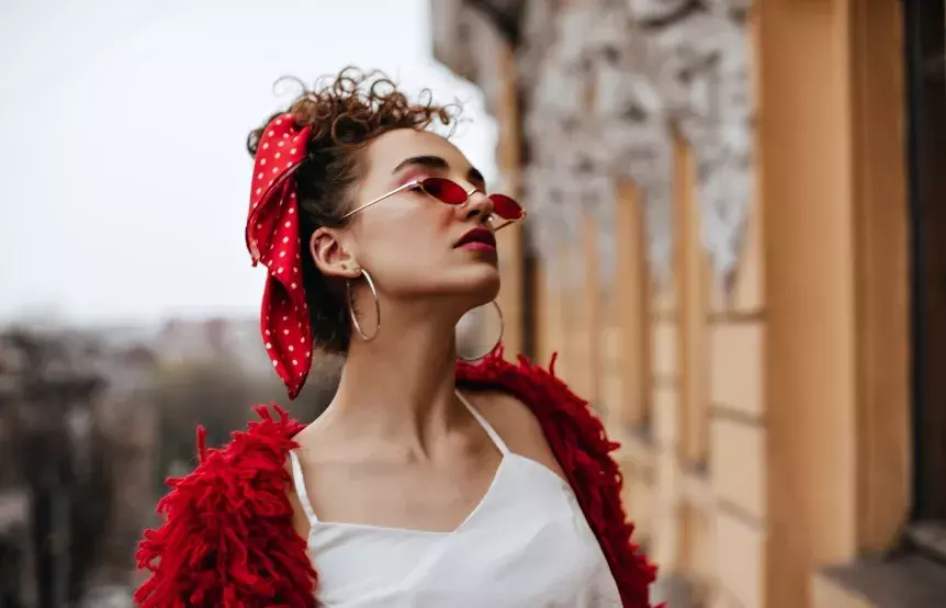 stylová žena s červenými doplňky