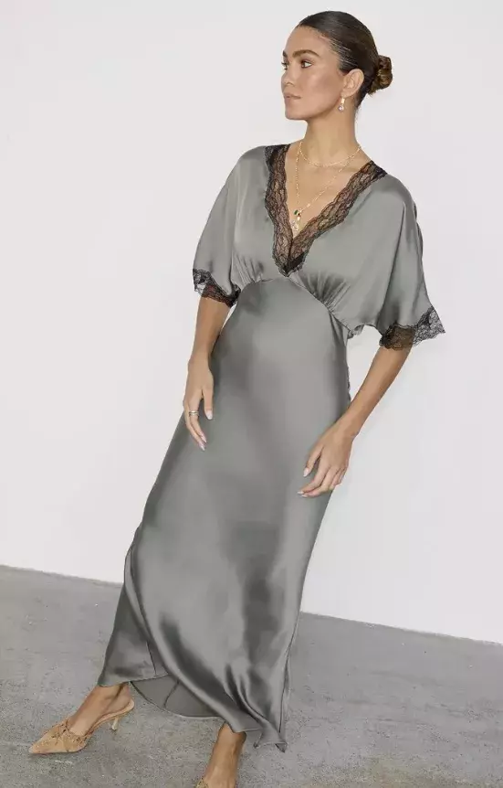 Saténové šaty s netopýřími rukávy, Never Fully Dressed, 3 590 Kč