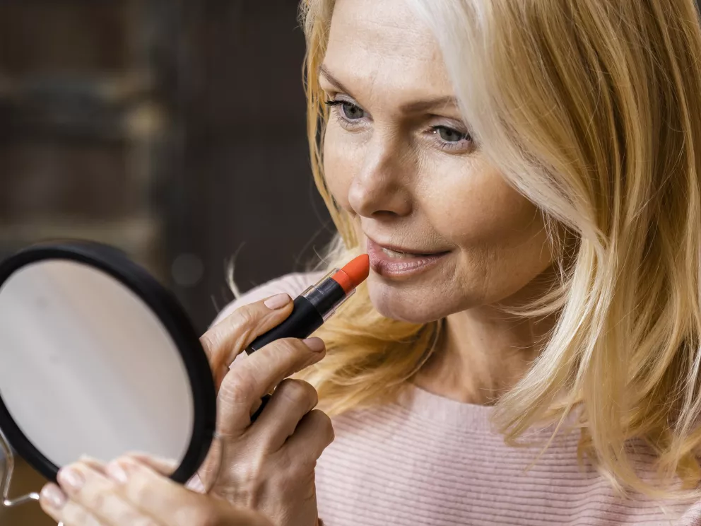 žena si líčí rty
