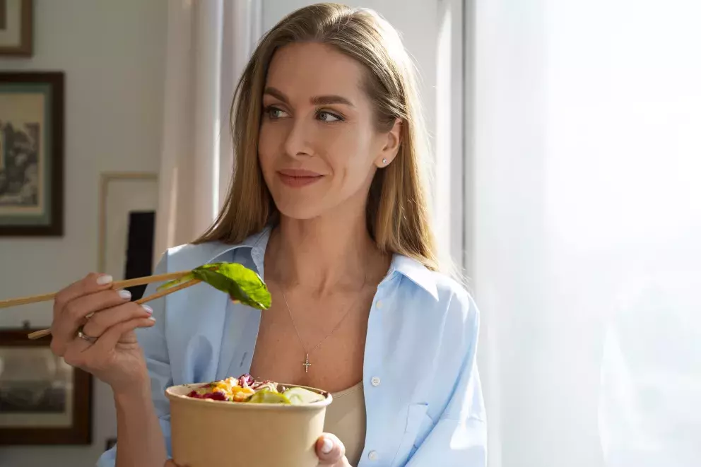 žena jí salát