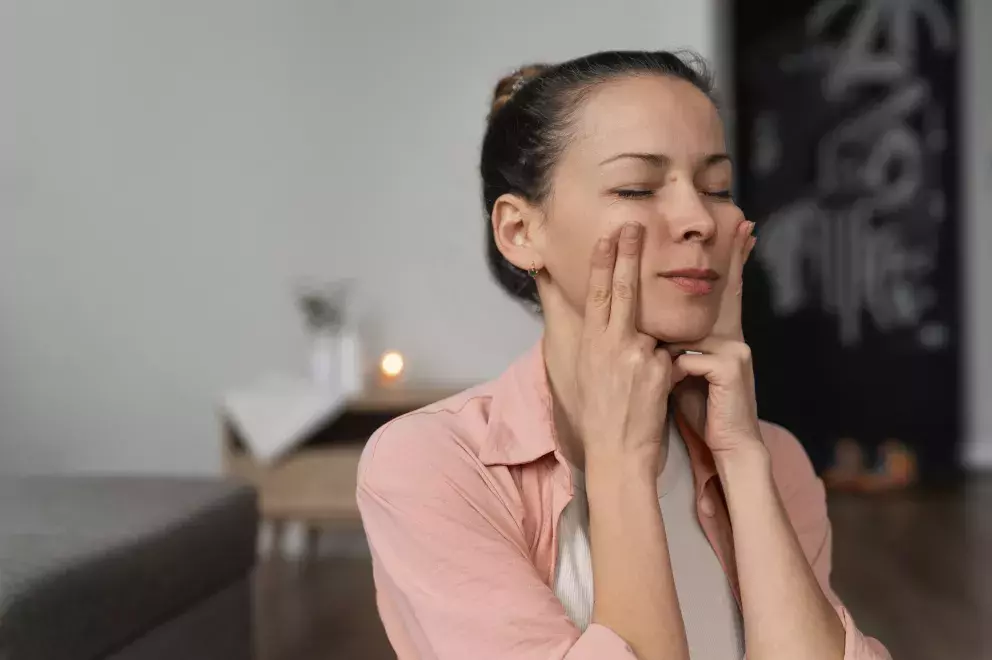 žena zpevňuje tváře