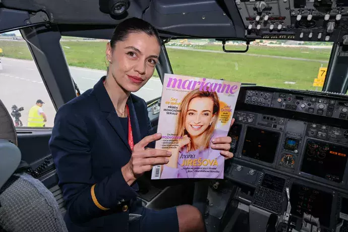 Letuška v pilotní kabině s časopisem vydavatelství Burda Media Extra.