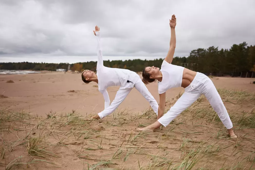 žena cvičí pyramidu