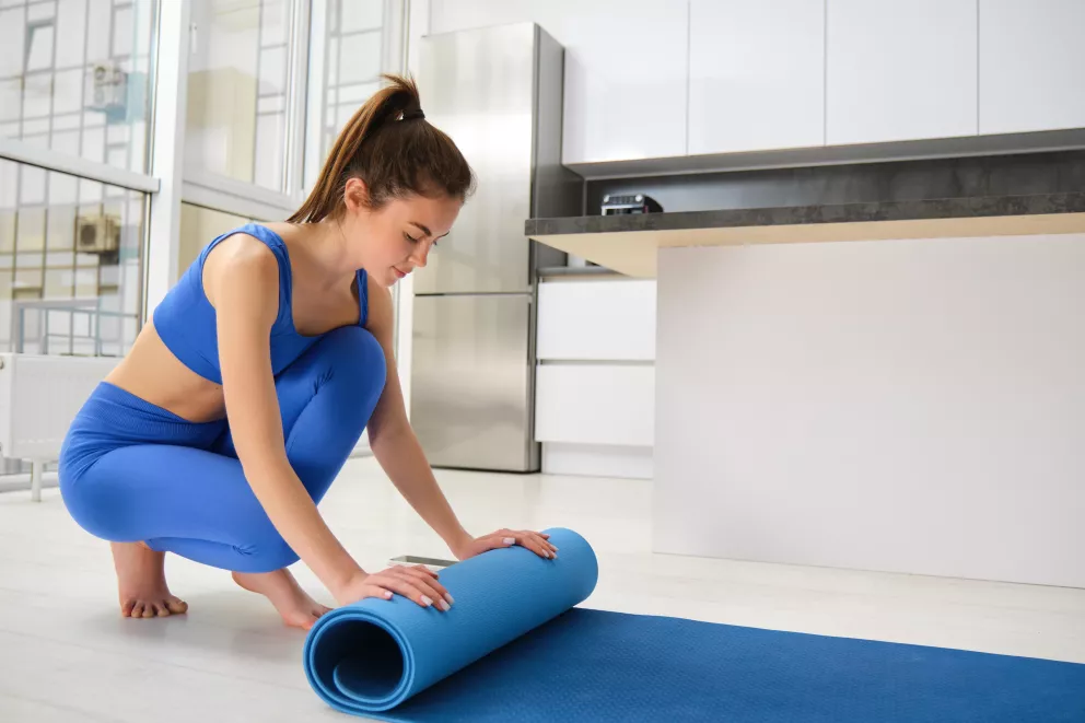 žena se připravuje na cvičení