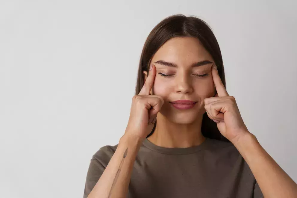 žena dělá obličejovou jógu. 