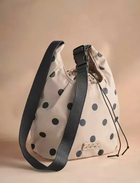 Kabelka s puntíky, Cath Kidston, 1 265 Kč