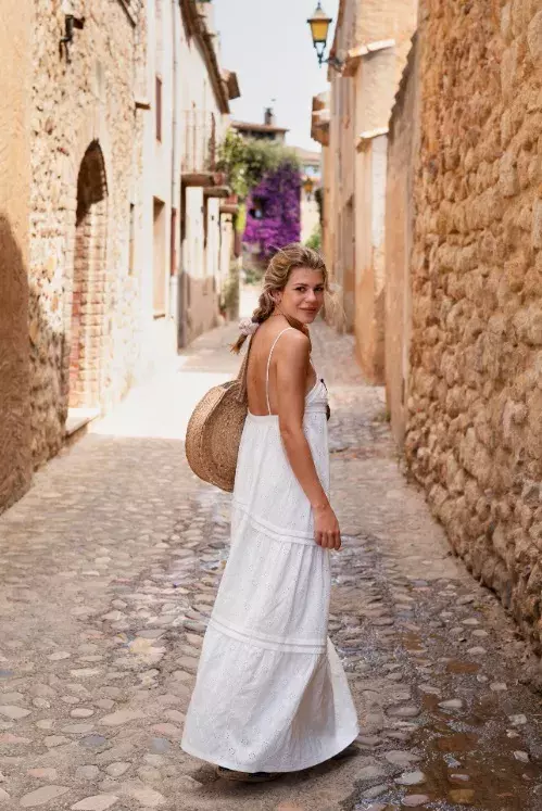 žena v maxi šatech