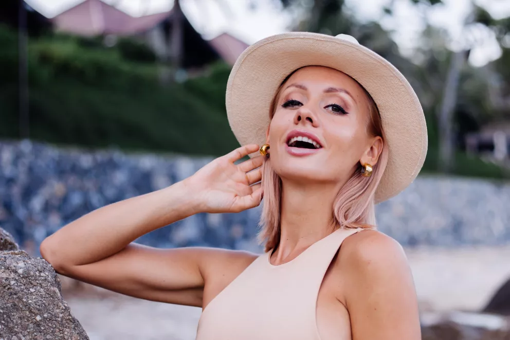 žena se zlatými náušnicemi