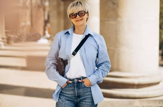 žena s crossbody kabelkou