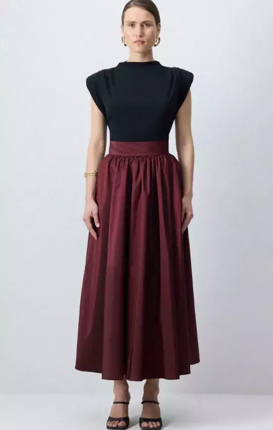 Společenská áčková sukně s vysokým pasem, Touché Privé, 1 768 Kč