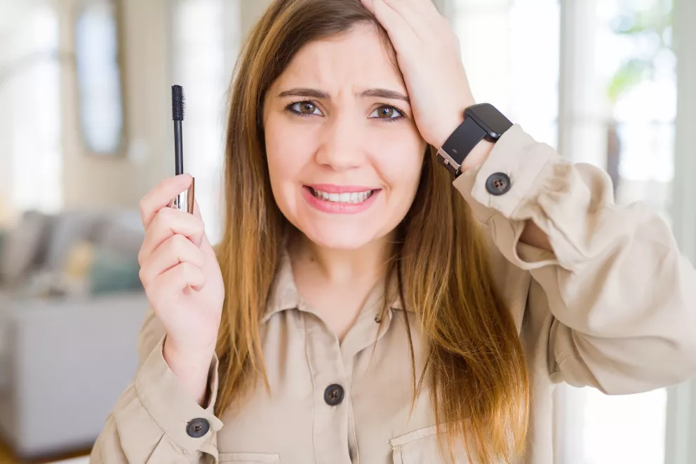 žena se líčí chybně