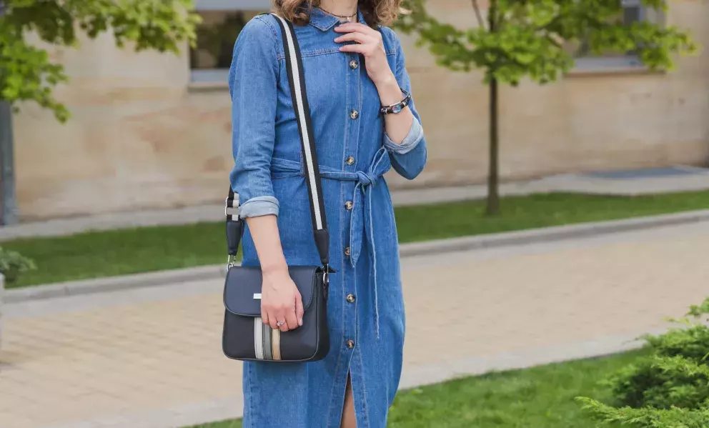 žena v košilových šatech