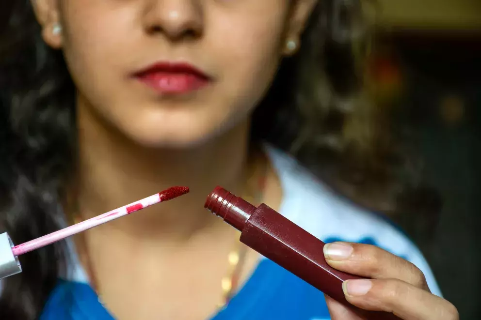 žena s tmavou rtěnkou