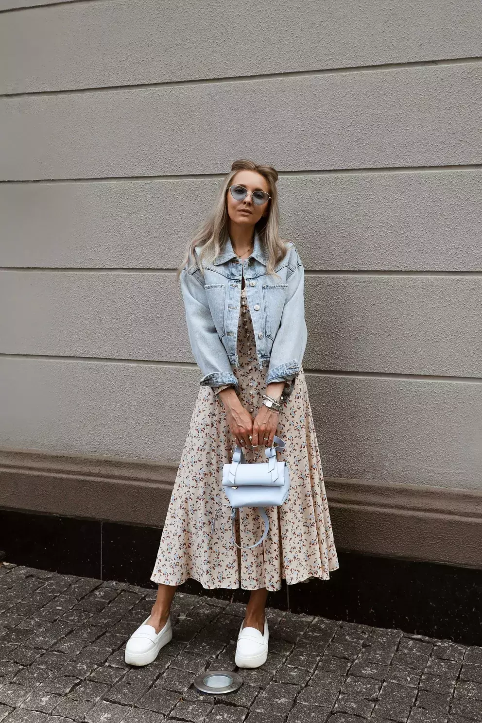 žena v bundě a šatech