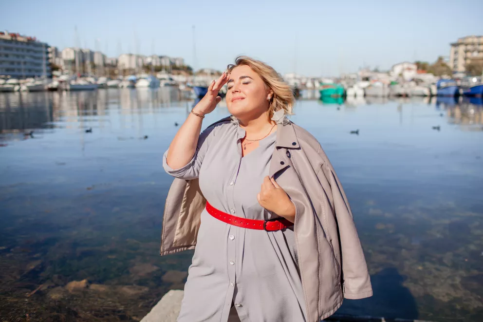 žena plus size u moře