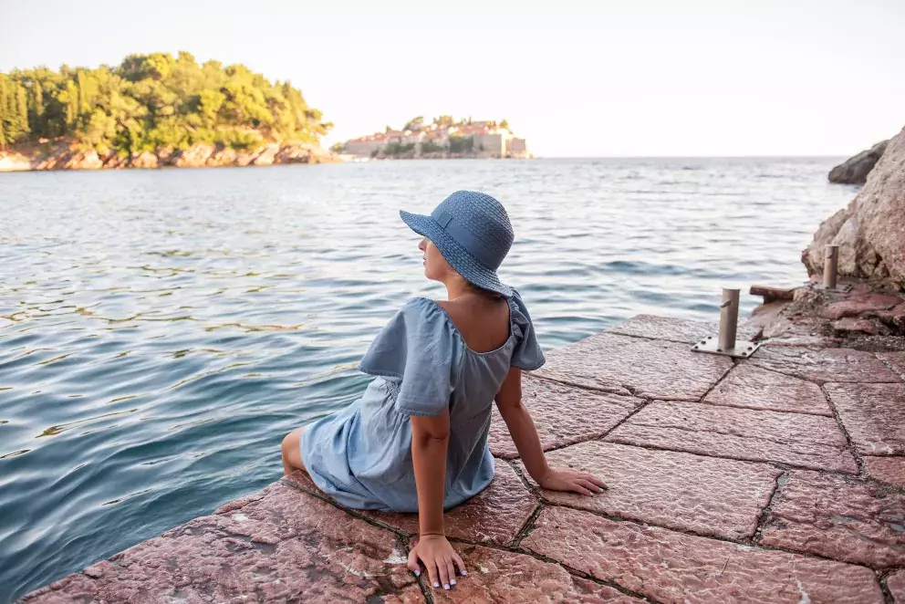 žena celá v denimu