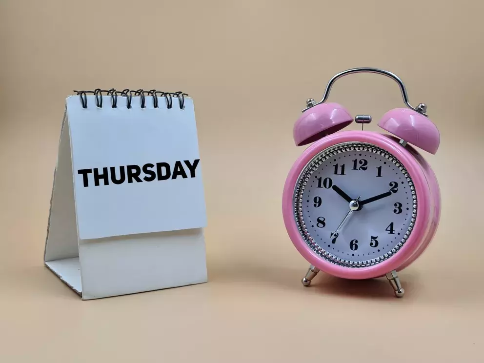 <p><strong>7 dní po úplňku – 12.–18. června 2025</strong></p>

<p>Týden po úplňku přináší postupné uvolnění energie, ale i doznívající potřebu vyvodit důsledky a učinit konkrétní kroky. Zatímco první dny po úplňku mohou být stále silně emoční, kolem poloviny týdne se začíná vyjasňovat a stabilizovat. To, co vyplavalo na povrch, nyní hledá formu: rozhodnutí, rozhovor, směr. Je to vhodný čas k tomu se zamyslet, co chceme opustit a kam dál směřovat. Témata jako studium, cestování, duchovní růst nebo změna prostředí se znovu vynořují – ale tentokrát už s možností uvést je do praxe.</p>

<p><strong>12. června – čtvrtek</strong><br />
Emoce jsou ještě živé. Mnozí budou přemýšlet o rozhodnutích, která úplněk otevřel – ať už jde o vztahy, práci nebo životní směřování. V tento den je důležité nic neuspěchat. Energie může kolísat, vhodné je spíše pozorovat a integrovat než jednat.</p>
