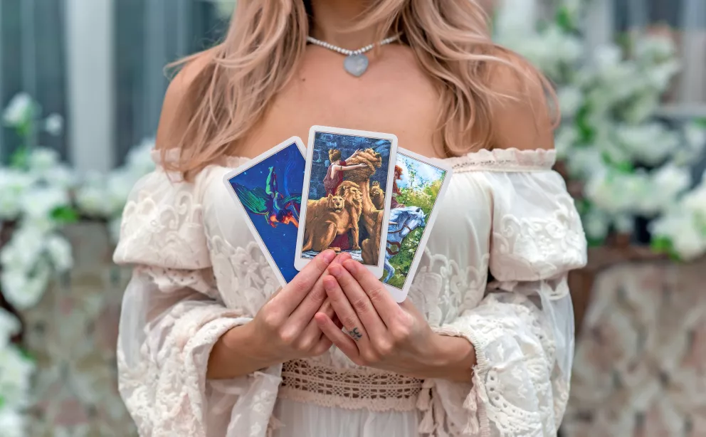 žena s vějířem tarotových karet