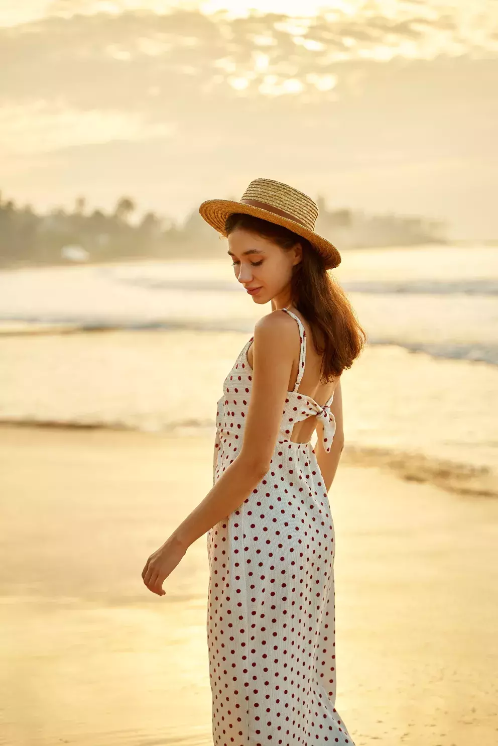 žena v puntíkatých šatech