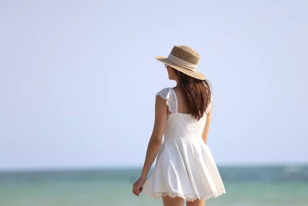 žena v krajkových šatech