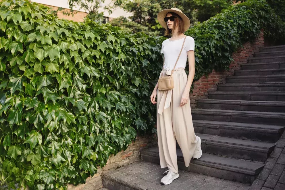 žena v širokých kalhotách