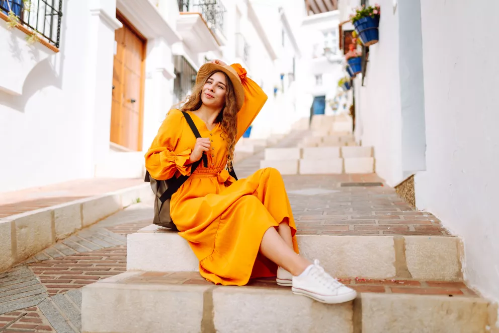 žena v letních šatech