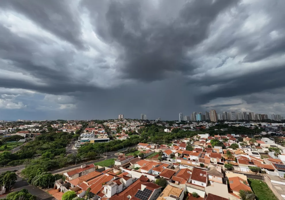 <p>Hřímá-li v srpnu, praví se, že budoucího roku hojná úroda a množství deště jest k doufání.</p>
