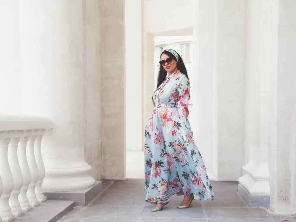 žena v maxi šatech