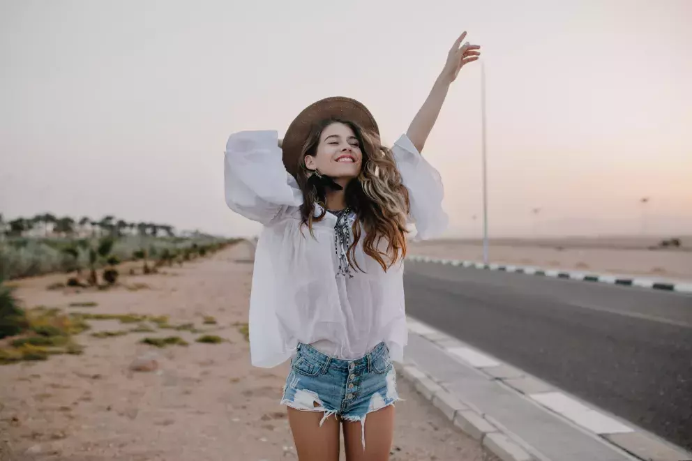 svobodomyslná žena v halence