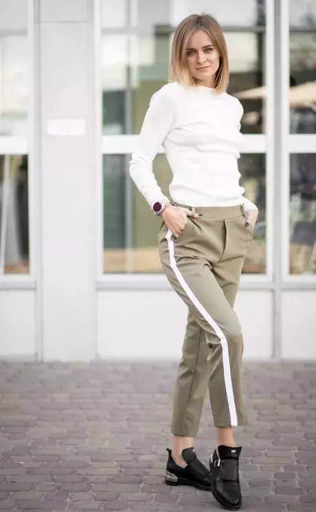 žena v kalhotách s pruhem