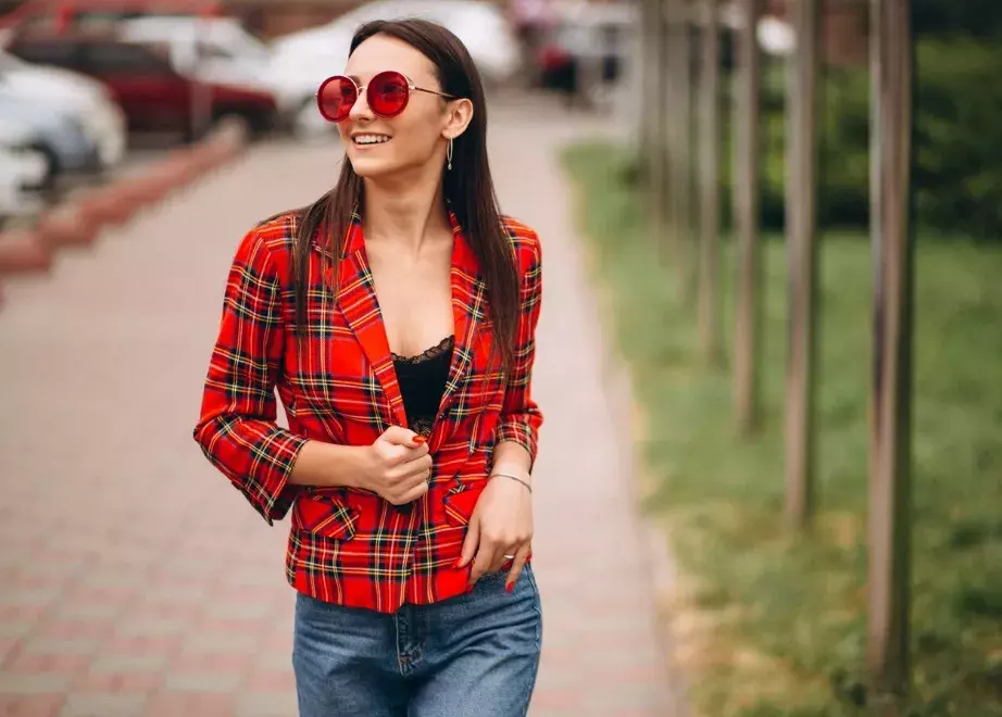 žena v kostkovaném kabátu