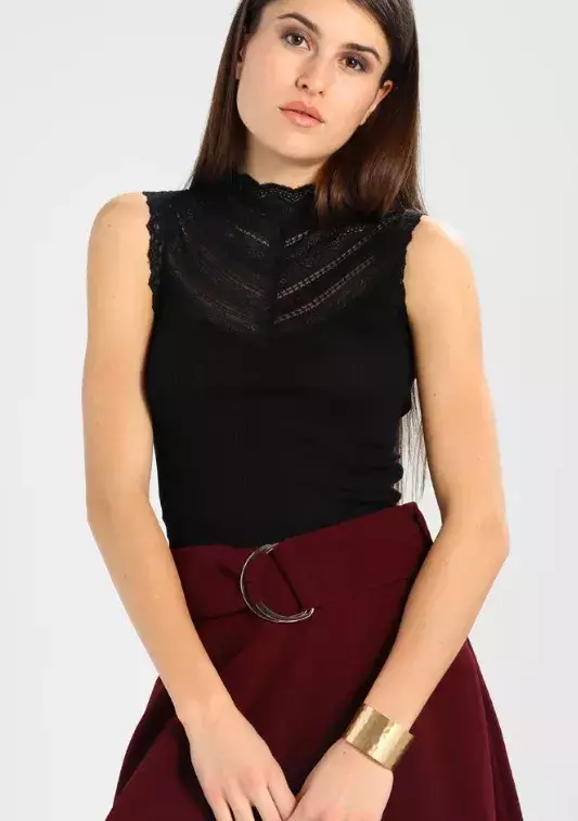 Přiléhavý top s krajkou, Rosemunde, 1 440 Kč