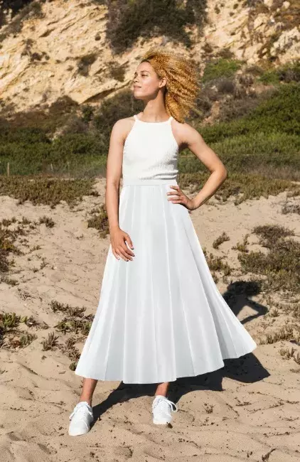 žena v áčkové sukni