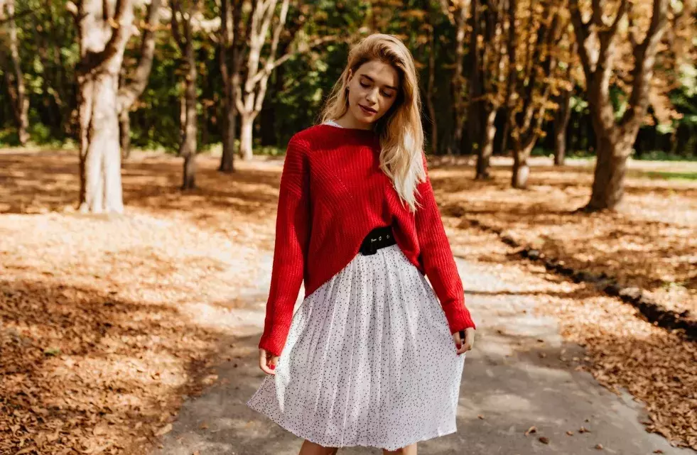 žena v lehké áčkové sukni