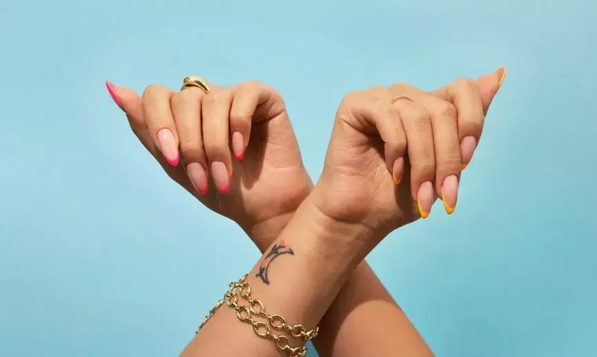 barevná francouzská manikúra