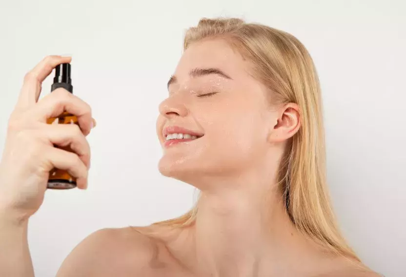 žena používá pleťovou mlhu