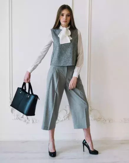 žena v šedém kostýmku