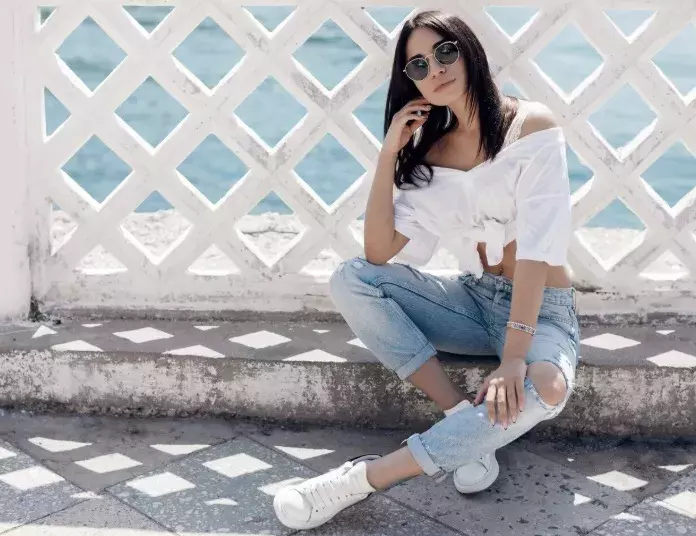 žena v halence a džínách