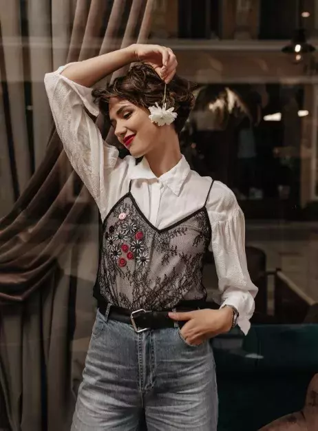 žena v průsvitné krajce