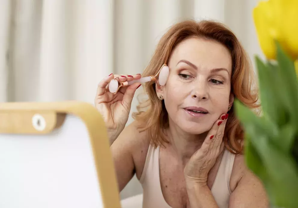 žena pečuje o oční okolí